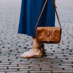 Buffalo Jackson Trading Co. Chelsea Leather Crossbody Purse | Honey Brown
