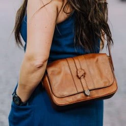 Buffalo Jackson Trading Co. Chelsea Leather Crossbody Purse | Honey Brown