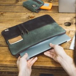 Buffalo Jackson Trading Co. Denver Waxed Canvas 15 Inch Laptop Case | Green W/ Dark Briar Leather 14 Buffalo Jackson Trading Co. Denver Waxed Canvas 15 Inch Laptop Case | Green W/ Dark Briar Leather